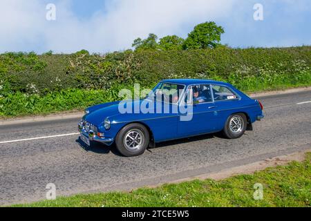 Années 1972 70 seventies Bleu MG B GT MGB 1798cc essence 2dr coupé ; Vintage, moteurs classiques restaurés, collectionneurs automobiles passionnés d'automobile, voitures anciennes voyageant dans le Cheshire, Royaume-Uni Banque D'Images