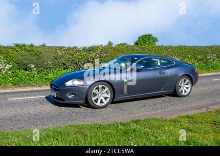 2010 gris Bleu Britannique JAGUAR XK 5000 cc 6 vitesses automatique 2 portes berline Banque D'Images