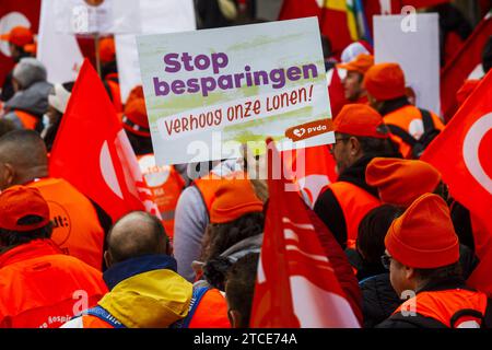 Bruxelles, Belgique. 12 décembre 2023. L'illustration montre une manifestation contre les plans de l'Union européenne de réintroduire l'austérité, à Bruxelles, le mardi 12 décembre 2023. Les dirigeants syndicaux de Belgique, de France, d’Italie, d’Autriche et au niveau européen exposeront les problèmes et les alternatives liés aux plans de réintroduction de l’austérité par la réforme des règles de gouvernance économique de l’UE. BELGA PHOTO HATIM KAGHAT crédit : Belga News Agency/Alamy Live News Banque D'Images