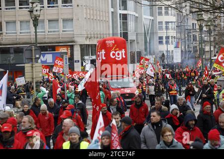 Bruxelles, Belgique. 12 décembre 2023. L'illustration montre une manifestation contre les plans de l'Union européenne de réintroduire l'austérité, à Bruxelles, le mardi 12 décembre 2023. Les dirigeants syndicaux de Belgique, de France, d’Italie, d’Autriche et au niveau européen exposeront les problèmes et les alternatives liés aux plans de réintroduction de l’austérité par la réforme des règles de gouvernance économique de l’UE. BELGA PHOTO HATIM KAGHAT crédit : Belga News Agency/Alamy Live News Banque D'Images