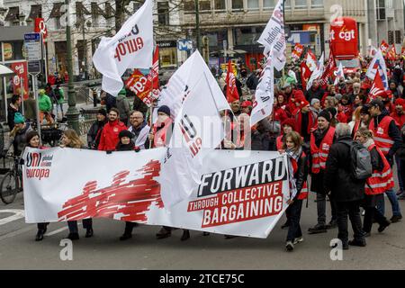 Bruxelles, Belgique. 12 décembre 2023. L'illustration montre une manifestation contre les plans de l'Union européenne de réintroduire l'austérité, à Bruxelles, le mardi 12 décembre 2023. Les dirigeants syndicaux de Belgique, de France, d’Italie, d’Autriche et au niveau européen exposeront les problèmes et les alternatives liés aux plans de réintroduction de l’austérité par la réforme des règles de gouvernance économique de l’UE. BELGA PHOTO HATIM KAGHAT crédit : Belga News Agency/Alamy Live News Banque D'Images