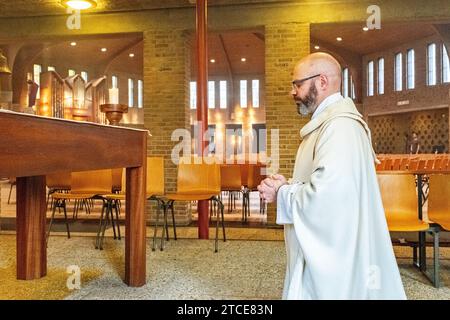 Tilburg, pays-Bas. En raison de la crise de Corona, les masses orientales des Églises catholiques sont exécutées sans audience. Les chrétiens peuvent suivre et participer proceedigs grâce à licestame sur l'Internet. Banque D'Images