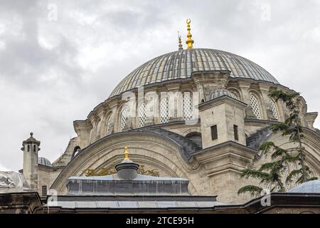 Grand dôme à Nuruosmaniye Mosquée Fatih Istanbul Turquie Banque D'Images