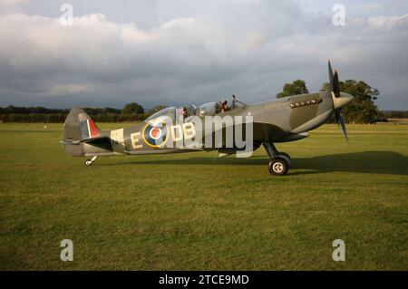 Un Supermarine Spitfire Mk.IXb d'Aero Legends à Headcorn Aerodrome Kent England Banque D'Images