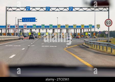 voitures approchant du point de contrôle sur la route à péage, vue de l'intérieur d'une voiture Banque D'Images