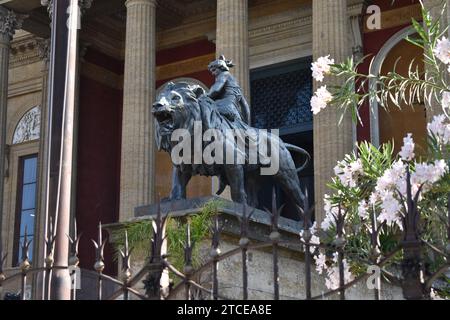 Statue en fonte d'une femme chevauchant un lion au Teatro Massimo dans le centre-ville de Palerme Banque D'Images