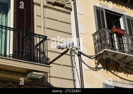 Caméra de sécurité pointée vers le bas sur la rue dans le centre-ville de Palerme Banque D'Images