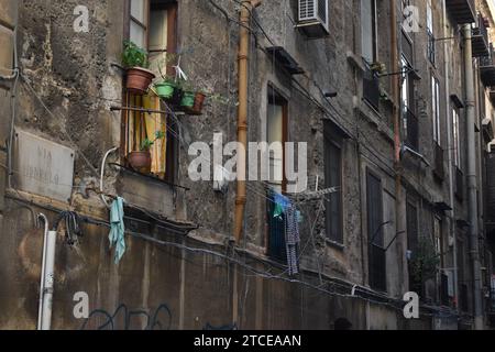 Vue urbaine brute de l'extérieur d'un bâtiment dans la capitale sicilienne de Palerme Banque D'Images