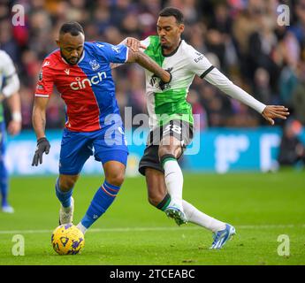 09 décembre 2023 - Crystal Palace v Liverpool - Premier League - Selhurst Park. Jordan Ayew de Crystal Palace et Ryan Gravenberch de Liverpool lors du match de Premier League à Selhurst Park. Photo : Mark pain / Alamy Live News Banque D'Images