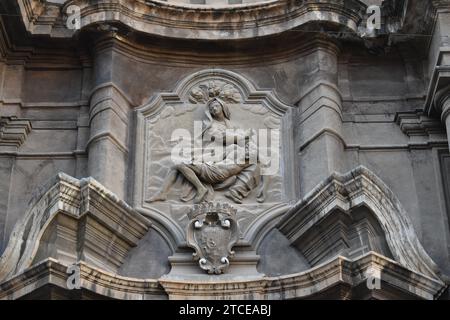 reliëf en pierre de Sainte Anne tenant le corps de Jésus-Christ sur l'église Sainte Anne la Miséricorde sur la Piazza Santa Anna dans la ville de Palerme Banque D'Images