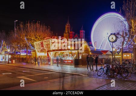 Magique Maastricht Vrijthof, un événement hivernal rempli de l'effervescence de la magie hivernale. Un carrousel nostalgique, une patinoire abritée et une grande roue Banque D'Images