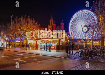 Magique Maastricht Vrijthof, un événement hivernal rempli de l'effervescence de la magie hivernale. Un carrousel nostalgique, une patinoire abritée et une grande roue Banque D'Images