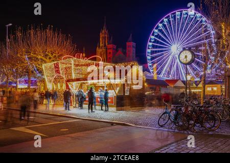 Magique Maastricht Vrijthof, un événement hivernal rempli de l'effervescence de la magie hivernale. Un carrousel nostalgique, une patinoire abritée et une grande roue Banque D'Images