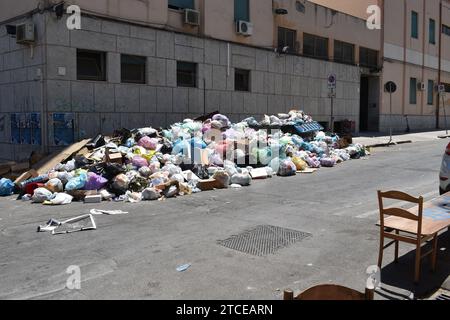 Montagne de déchets ménagers sur le trottoir se déversant dans la rue dans le centre-ville de Palerme Banque D'Images