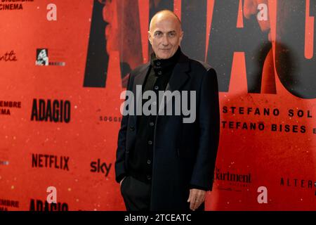 Rome, Italie. 11 décembre 2023. Le réalisateur Stefano Sollima est présent au photocall du film ''Adagio'' au Space Moderno à Rome, Italie, le 11 décembre 2023. (Photo de Luca Carlino/NurPhoto) crédit : NurPhoto SRL/Alamy Live News Banque D'Images