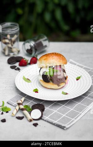 un repas sain servi sur une assiette garnie d'une variété d'aliments avec un fond extérieur. Banque D'Images