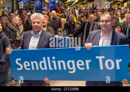 OB Dieter Reiter und MVG-Chef Ingo Wortmann eröffnen U-Bahnhof Sendlinger Tor nach sieben Jahren Sanierung, München, 12. Décembre 2023 Deutschland, München, 12. Décembre 2023, Oberbürgermeister Dieter Reiter und MVG-Chef Ingo Wortmann eröffnen das modernisierte Zwischengeschoss im U-Bahnhof Sendlinger Tor nach sieben Jahren Sanierung, präsentieren für die presse das Schild Tor, viele Münchner feiern mit dem MVG, viele ÖPNV sind neu im Zwischengesoss, Ladengeschäfte, Innesstadt, der U-Bahnhof Sendlinger Tor wurde in den letzten Jahren umgebaut und modernisiert, Eröffnungs-Zeremonie Banque D'Images