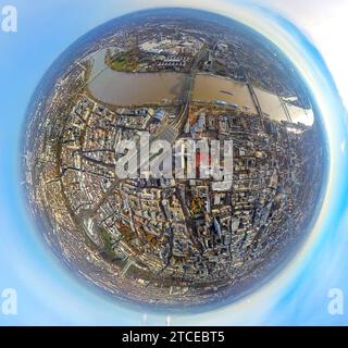 Luftbild, Mitte City und Altstadt mit dem Kölner Dom und dem Hauptbahnhof Hbf, Fluss Rhein und Ausflugsschiffe mit Hohenzollernbrücke und Deutzer Brücke, umgeben von herbstlichen Laubbäumen, Erdkugel, Fisheye Aufnahme, Fischaugen Aufnahme, 360 Grad Aufnahme, petit monde, petite planète, fisheye Bild, Altstadt, Köln, Rhénanie-du-Nord-Westphalie, Deutschland ACHTUNGxMINDESTHONORARx60xEURO *** vue aérienne, centre-ville et vieille ville avec la cathédrale de Cologne et la gare principale, Rhin et bateaux d'excursion avec pont Hohenzollern et pont Deutz, entouré d'arbres à feuilles caduques d'automne Banque D'Images