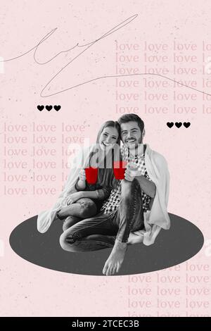 Collage romantique vertical de photo de couple mignon confortable assis ensemble sous couverture soirée d'hiver boire relation de thé chaud sur fond rose Banque D'Images