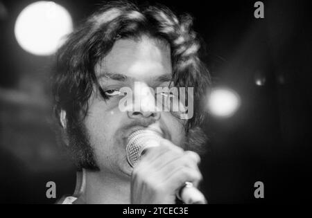 CORNERSHOP, READING FESTIVAL, 1997 : l'auteur-compositeur-interprète Tjinder Singh du groupe indie britannique Cornershop sur la scène Dr Martens au Reading Festival, Angleterre, Royaume-Uni, le 24 août 1997. Le groupe était à leur apogée en tournée avec leur troisième album le plus vendu, When I was Born for the 7th Time, et le single à succès mondial Brimful of Asha. Photo : Rob Watkins Banque D'Images