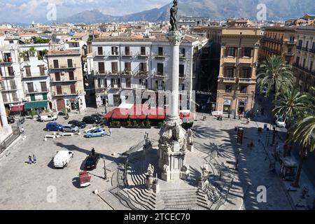 Vue aérienne de la colonne de marbre et de la statue en bronze de la Vierge Immaculée sur la Piazza San Domenico entourée de bâtiments siciliens emblématiques Banque D'Images