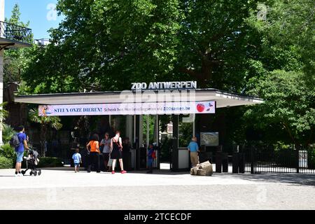 Les gens à la porte d'entrée du zoo de la ville d'Anvers Banque D'Images