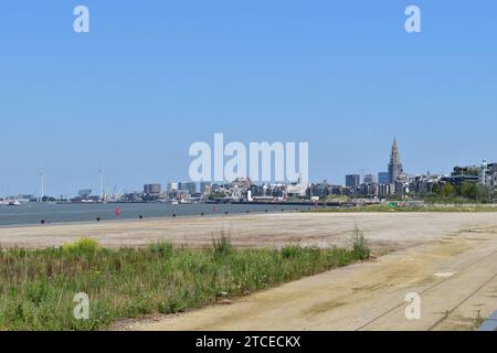 Horizon d'Anvers vu au-dessus de l'eau de la rivière Escelde depuis le sud Banque D'Images