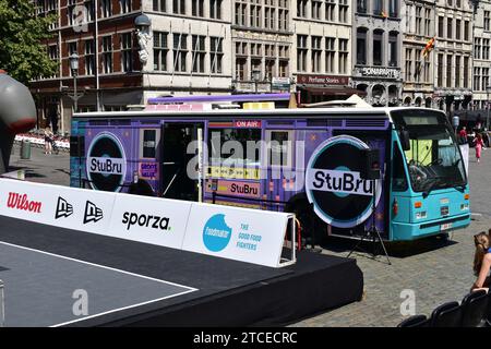 Bus coloré de la station de radio belge StuBru sur la place du marché Grote pendant la coupe du monde de basket-ball FIBA 3x3 Banque D'Images