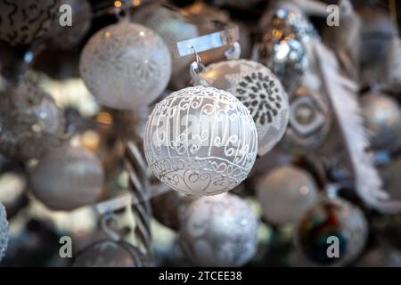 Jolies boules argentées exposées sur un étal de marché Banque D'Images