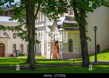 Novgorod Kremlin du 11e siècle, le bâtiment des bureaux du 18e siècle, architecture éclectique Banque D'Images