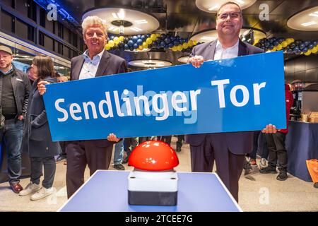 OB Dieter Reiter und MVG-Chef Ingo Wortmann eröffnen U-Bahnhof Sendlinger Tor nach sieben Jahren Sanierung, München, 12. Décembre 2023 Deutschland, München, 12. Décembre 2023, Oberbürgermeister Dieter Reiter und MVG-Chef Ingo Wortmann eröffnen das modernisierte Zwischengeschoss im U-Bahnhof Sendlinger Tor nach sieben Jahren Sanierung, präsentieren für die presse das Schild Sendlinger Tor berühmten, nachdem sie zuvor den Ladengeschäfte roten Knopf Münchner hateiten, viele gedrückt fengern viele, MVisdem ÖPNV, Innenstadt, der U-Bahnhof Sendlinger Tor wurde in den l Banque D'Images