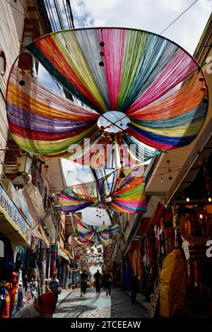 Parapluies suspendus au-dessus de la rue au marché des sorcières. La Paz, Bolivie, 10 octobre 2023. Banque D'Images