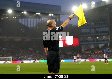 Photo de dossier datée du 12/12/23 d'un arbitre adjoint. Une attaque contre un arbitre est « juste au coin de la rue » pour le football de haut niveau au Royaume-Uni, à moins que les attitudes envers les officiels changent immédiatement, a déclaré le patron d’une association caritative d’arbitres. Date d'émission : mardi 12 décembre 2023. Banque D'Images