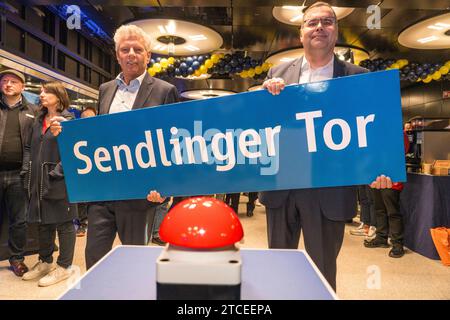 OB Dieter Reiter und MVG-Chef Ingo Wortmann eröffnen U-Bahnhof Sendlinger Tor nach sieben Jahren Sanierung, München, 12. Décembre 2023 Deutschland, München, 12. Décembre 2023, Oberbürgermeister Dieter Reiter und MVG-Chef Ingo Wortmann eröffnen das modernisierte Zwischengeschoss im U-Bahnhof Sendlinger Tor nach sieben Jahren Sanierung, präsentieren für die presse das Schild Sendlinger Tor berühmten, nachdem sie zuvor den Ladengeschäfte roten Knopf Münchner hateiten, viele gedrückt fengern viele, MVisdem ÖPNV, Innenstadt, der U-Bahnhof Sendlinger Tor wurde in den l Banque D'Images