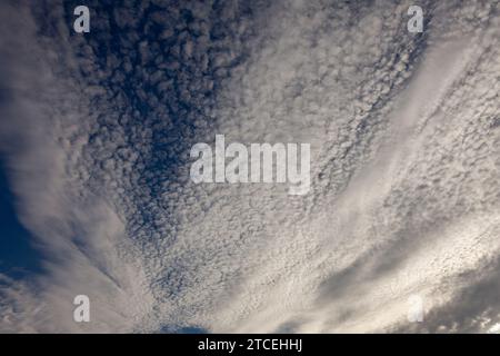 Nuages blancs pittoresques contre un ciel bleu. Banque D'Images