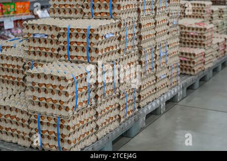 Beaucoup de piles de rangées et d'emballages en papier pour les œufs de poule, empilés dans un magasin, apportés de fermes avicoles dans les zones rurales pour la vente dans les magasins de la ville. Banque D'Images