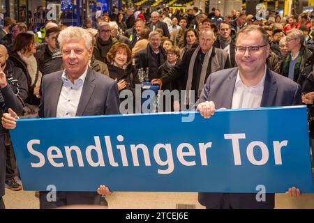 OB Dieter Reiter und MVG-Chef Ingo Wortmann eröffnen U-Bahnhof Sendlinger Tor nach sieben Jahren Sanierung, München, 12. Décembre 2023 Deutschland, München, 12. Décembre 2023, Oberbürgermeister Dieter Reiter und MVG-Chef Ingo Wortmann eröffnen das modernisierte Zwischengeschoss im U-Bahnhof Sendlinger Tor nach sieben Jahren Sanierung, präsentieren für die presse das Schild Tor, viele Münchner feiern mit dem MVG, viele ÖPNV sind neu im Zwischengesoss, Ladengeschäfte, Innesstadt, der U-Bahnhof Sendlinger Tor wurde in den letzten Jahren umgebaut und modernisiert, Eröffnungs-Zeremonie Banque D'Images