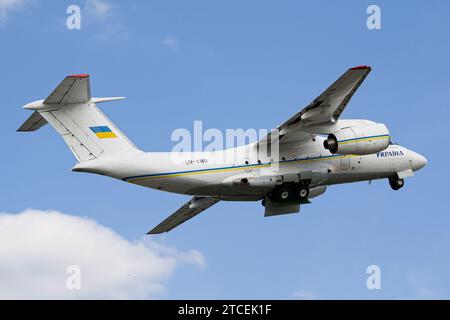 Avion Antonov an-74TK-300D du gouvernement ukrainien décollant de l'aéroport de Lviv pour un vol à destination de Kiev Banque D'Images