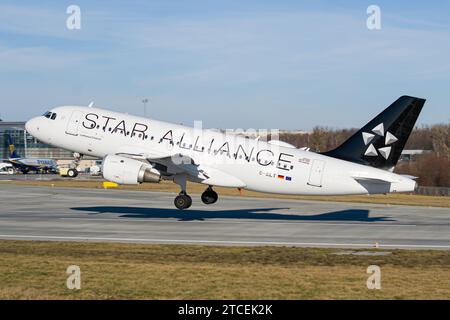 Lufthansa CityLine Airbus A319-100 dans la livrée Star Alliance décollant de Lviv Banque D'Images