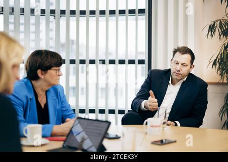 Lars Klingbeil und Saskia Esken, Bundesvorsitzende der SPD, aufgenommen im Rahmen eines Interview mit dem RND à Berlin, 05.12.2023. Berlin Deutschland *** Lars Klingbeil et Saskia Esken, présidente fédérale du SPD, dans une interview avec le RND à Berlin, 05 12 2023 Berlin Allemagne Copyright : xFelixxZahnx Banque D'Images