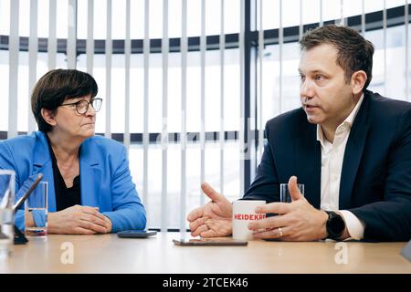 Lars Klingbeil und Saskia Esken, Bundesvorsitzende der SPD, aufgenommen im Rahmen eines Interview mit dem RND à Berlin, 05.12.2023. Berlin Deutschland *** Lars Klingbeil et Saskia Esken, présidente fédérale du SPD, dans une interview avec le RND à Berlin, 05 12 2023 Berlin Allemagne Copyright : xFelixxZahnx Banque D'Images