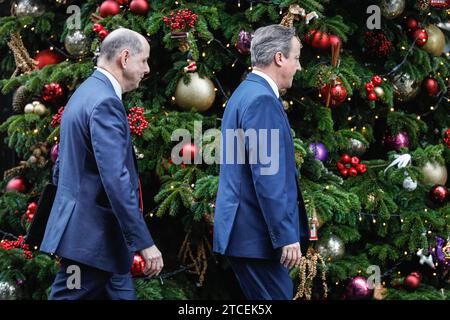 Londres, Royaume-Uni. 12 décembre 2023. David Cameron, secrétaire d'État aux Affaires étrangères, au Commonwealth et au développement, avec un collègue. Les ministres assistent à la réunion hebdomadaire du cabinet du gouvernement au 10 Downing Street, à Westminster, à Londres, en Angleterre. Crédit : Imageplotter/Alamy Live News Banque D'Images