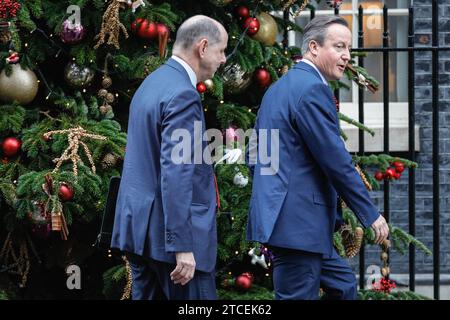 Londres, Royaume-Uni. 12 décembre 2023. David Cameron, secrétaire d'État aux Affaires étrangères, au Commonwealth et au développement, avec un collègue. Les ministres assistent à la réunion hebdomadaire du cabinet du gouvernement au 10 Downing Street, à Westminster, à Londres, en Angleterre. Crédit : Imageplotter/Alamy Live News Banque D'Images