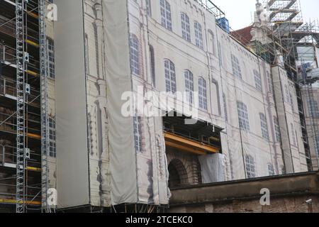 Achtung nur für redaktionelle Zwecke Blick am Dienstag 12.12.2023 in der Barlachstadt Güstrow Landkreis Rostock BEI einem Pressetermin auf die Fassade vom örtlichen Schloss. DAS Renaissance-ensemble wird derzeit saniert. Die Arbeiten sollen bis auf die Schlossbrücke, die erst 2025 fertig sein wird, bis zum Jahr 2024 abgeschlossen sein. Nun wurde im Verlauf des Tages ein Zwischenstand der Sanierungsarbeiten vorgestellt. Diese werden durch die eu gefördert werden. Denn das Güstrower Schloss gilt wegen seiner Vielfalt in der Gestaltung als etwas Besonderes im Ostseeraum. *** Attention pour editori Banque D'Images