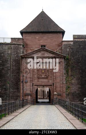 La porte de la citadelle de Belfort faite de pierre et d'un pont. Le pont est bordé de balustrades en fer et la porte est faite de pierres plus grandes Banque D'Images