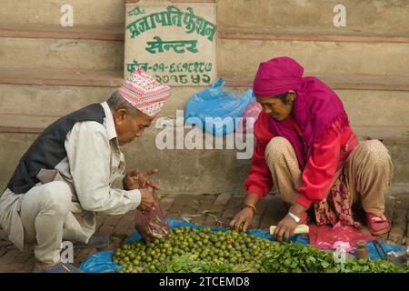 Népal, Bhaktapur, marché, vendeurs, gens, aliments, Banque D'Images