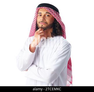 Portrait d'un jeune homme arabe portant une robe traditionnelle du Moyen-Orient thobe isolé sur blanc Banque D'Images