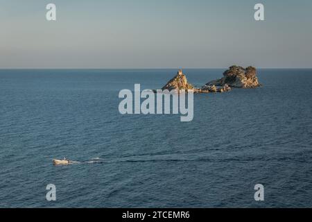 Bateau sur la mer Adriatique et les îles Sveta Nedjelja et Katic au Monténégro Banque D'Images