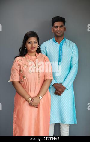 Portrait en studio d'un homme et d'une femme indiens en costumes traditionnels Banque D'Images