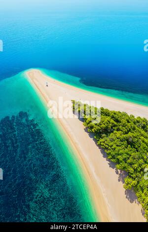 Vue aérienne de la plage de la Corne d'Or en Croatie. Aussi connu sous le nom de Zlatni Rat Beach, il a été nommé comme l'une des meilleures plages du monde à venir à la 12e. Banque D'Images